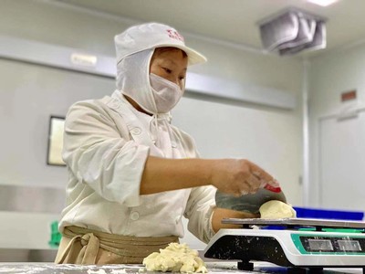 視頻 | 敘永公務(wù)員辭職當(dāng)?shù)案獾陮W(xué)徒 如今酥點(diǎn)賣到浙江新疆、企業(yè)產(chǎn)值500萬(wàn)元